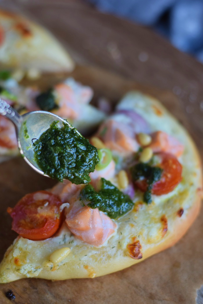 Lachs Pizza mit Dill Basilikum Tomaten und roten Zwiebeln - Salmon Pizza with dill basil tomatoes and red onion #pizzatime #pizza #lachs #salmon (18)