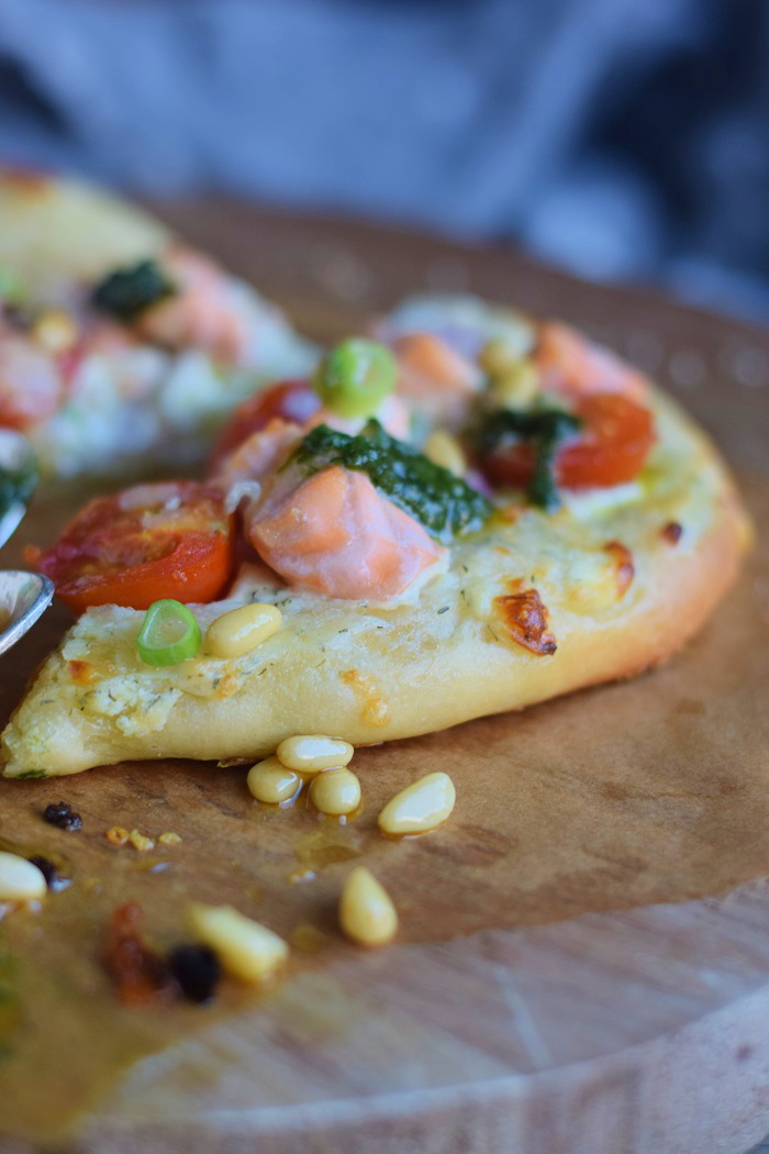 Lachs Pizza mit Dill Basilikum Tomaten und roten Zwiebeln - Salmon Pizza with dill basil tomatoes and red onion #pizzatime #pizza #lachs #salmon (19)