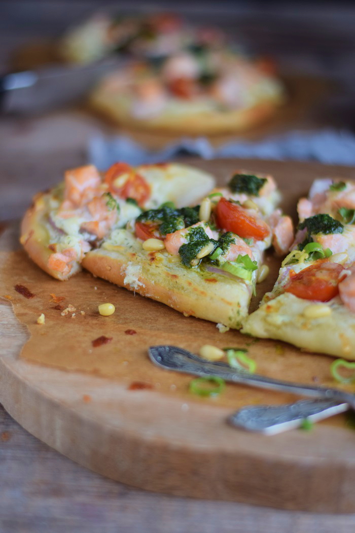 Lachs Pizza mit Dill Basilikum Tomaten und roten Zwiebeln - Salmon Pizza with dill basil tomatoes and red onion #pizzatime #pizza #lachs #salmon (5)