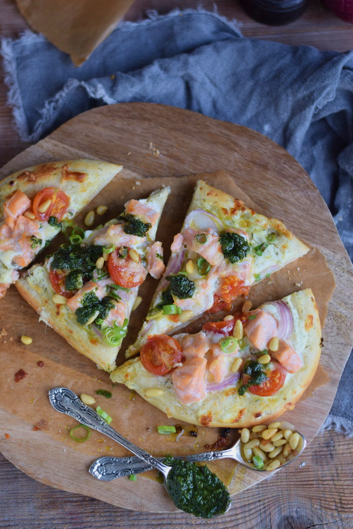 Lachs Pizza mit Dill Basilikum Tomaten und roten Zwiebeln - Salmon Pizza with dill basil tomatoes and red onion #pizzatime #pizza #lachs #salmon (7)