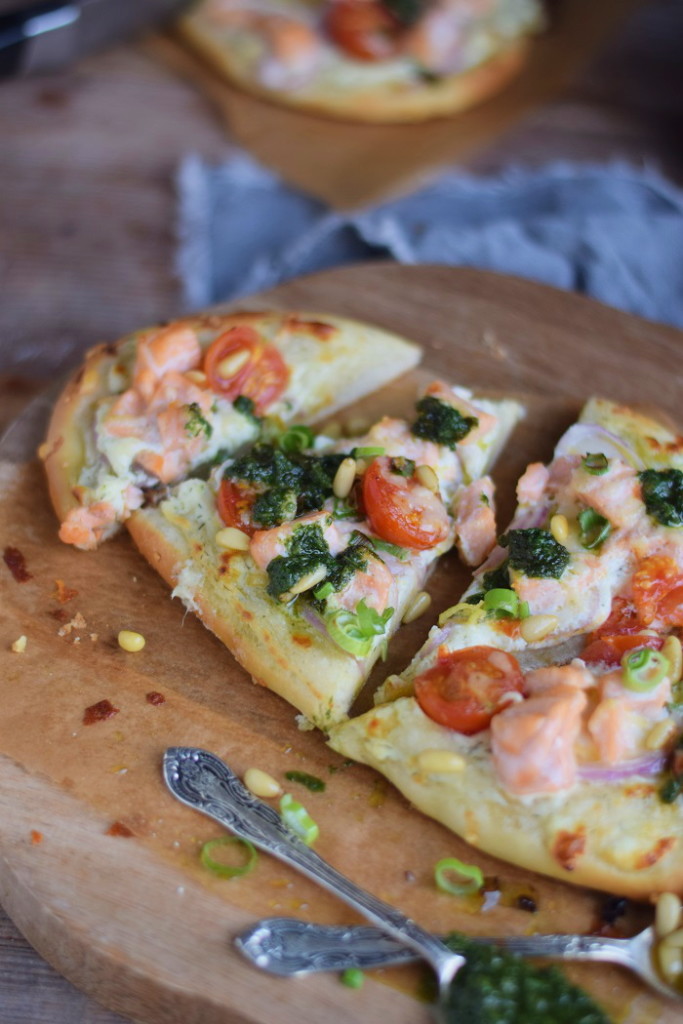 Lachs Pizza mit Dill Basilikum Tomaten und roten Zwiebeln - Salmon ...