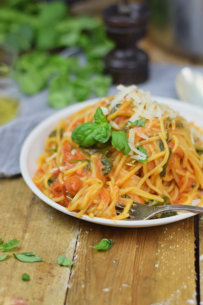 One Pot Pasta - Pasta Mit Basilikum, Tomate Und Spinat - One Pot Tomato ...