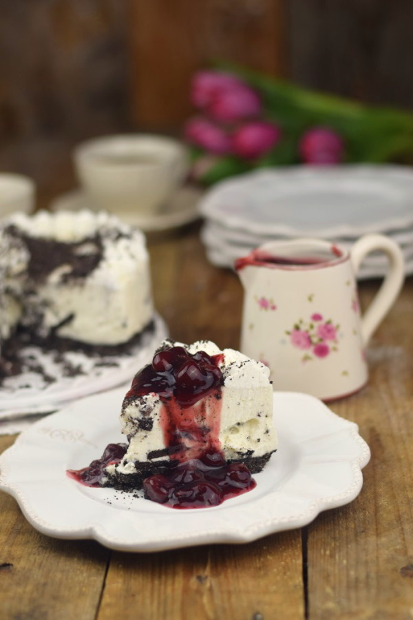 Oreo Vanille Torte mit heißen Kirschen - Oreo Vanilla Cake with Cherries