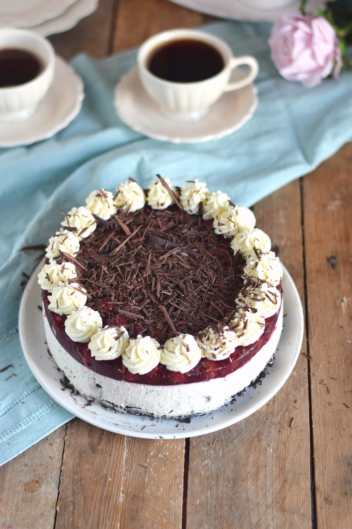 Oreo Vanille Torte mit heißen Kirschen - Oreo Vanilla Cake with Cherries