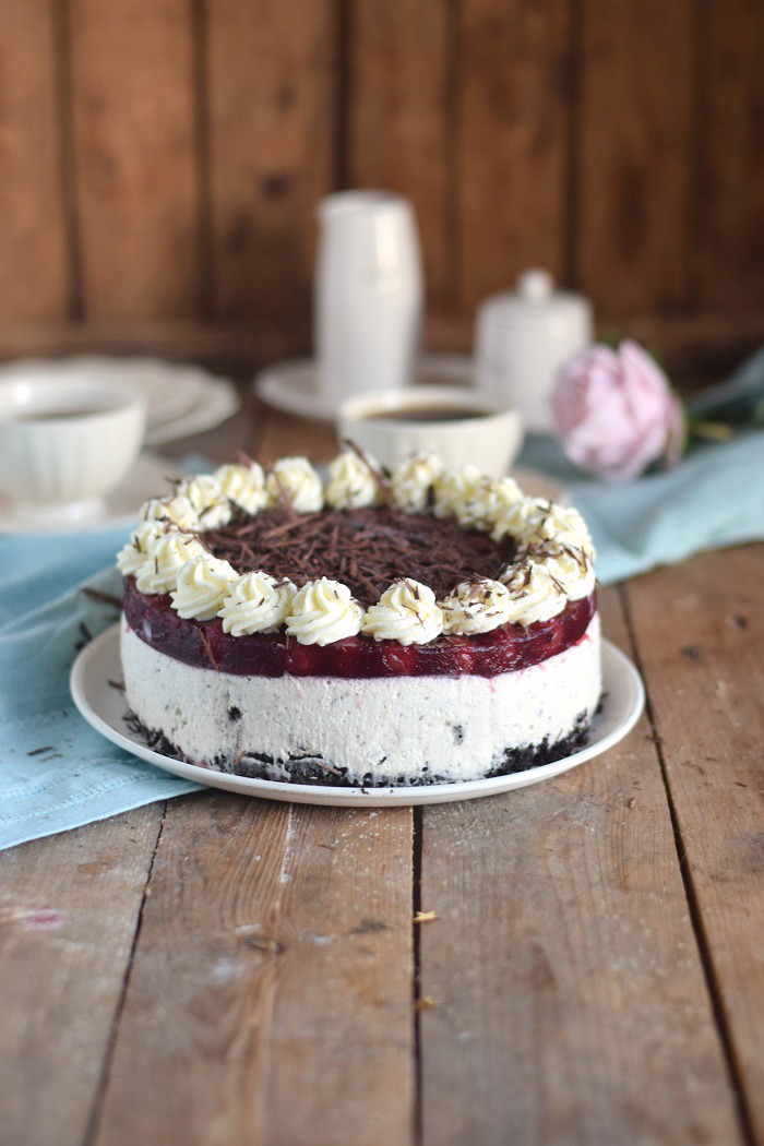 Oreo Vanille Torte mit heißen Kirschen - Oreo Vanilla Cake with Cherries
