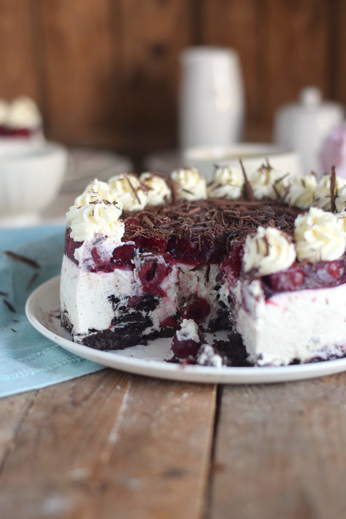 Oreo Vanille Torte mit heißen Kirschen - Oreo Vanilla Cake with Cherries (12)