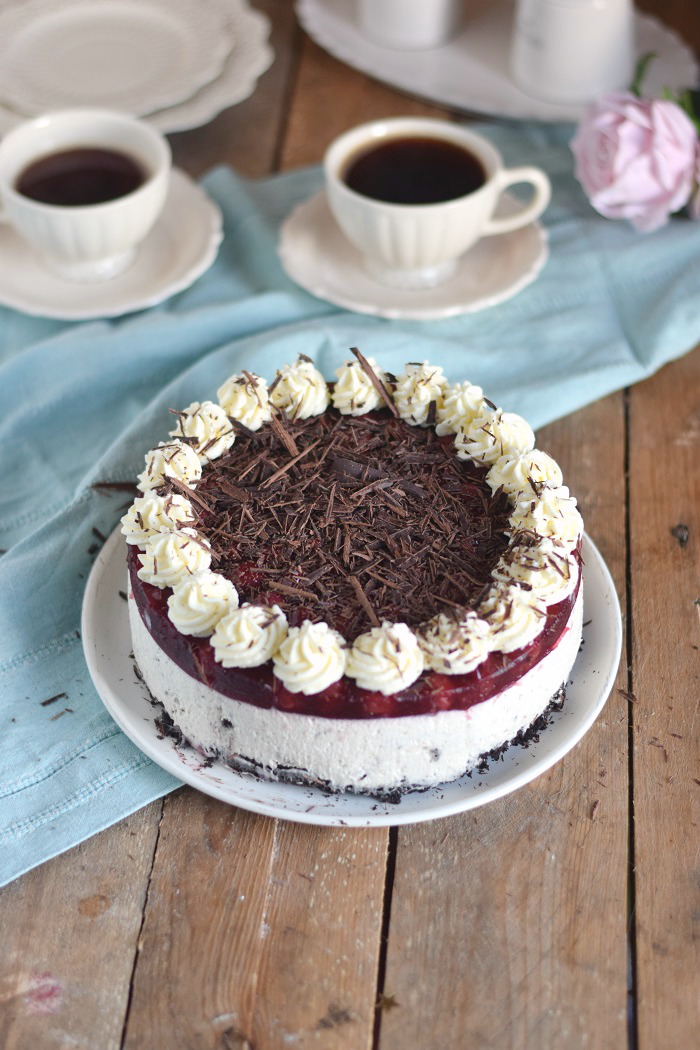 Oreo Vanille Torte mit heißen Kirschen - Oreo Vanilla Cake with Cherries (3)