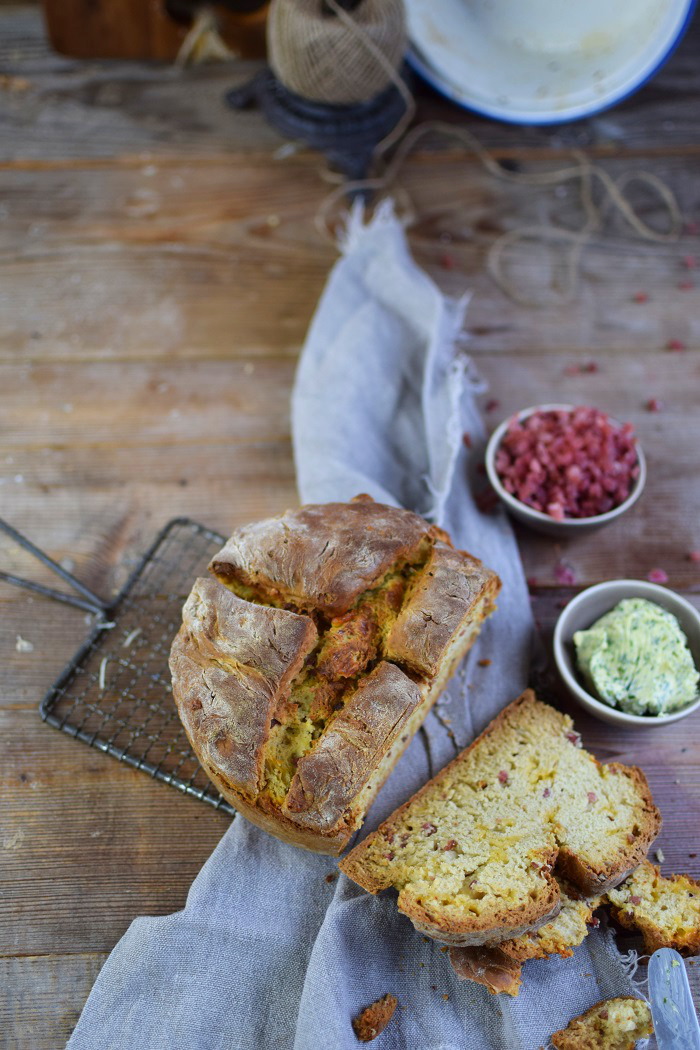 Irish Soda Bread with Cheddar and Bacon - Einfaches Brot ohne Wartezeit mit Käse und Bacon (20)