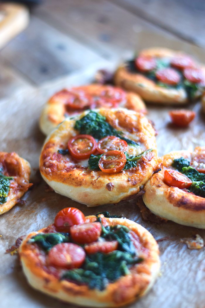 Spinat Pizza mit Käserand - Spinach Pizza with cheese crust # ...