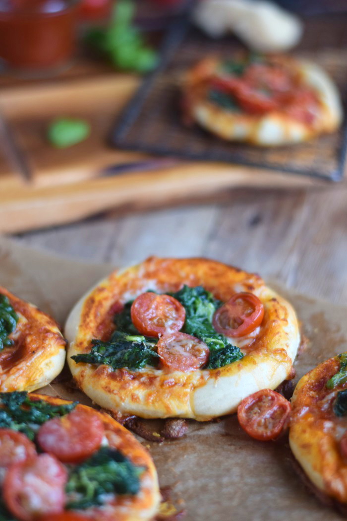 Spinat Pizza mit Käserand - Spinach Pizza with cheese crust # ...