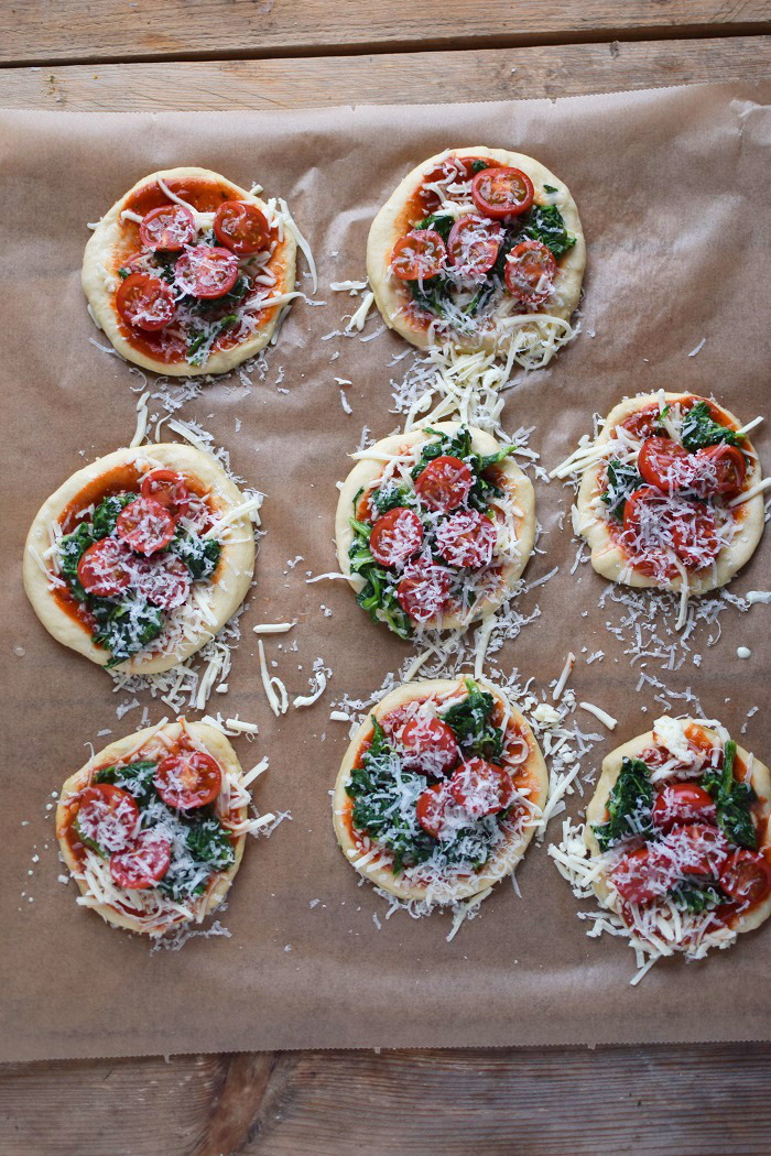 Spinat Pizza mit Käserand - Spinach Pizza with cheese crust (1)