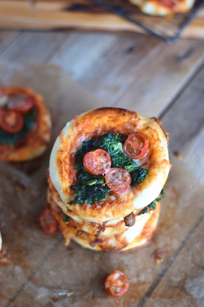 Spinat Pizza mit Käserand - Spinach Pizza with cheese crust #