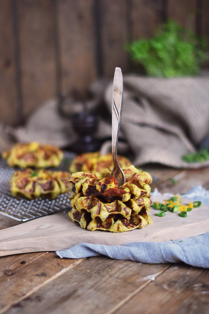 Flammkuchen Kartoffel Waffeln mit Käse Füllung _ Potato Waffles with Bacon Onions and Cheese (14)