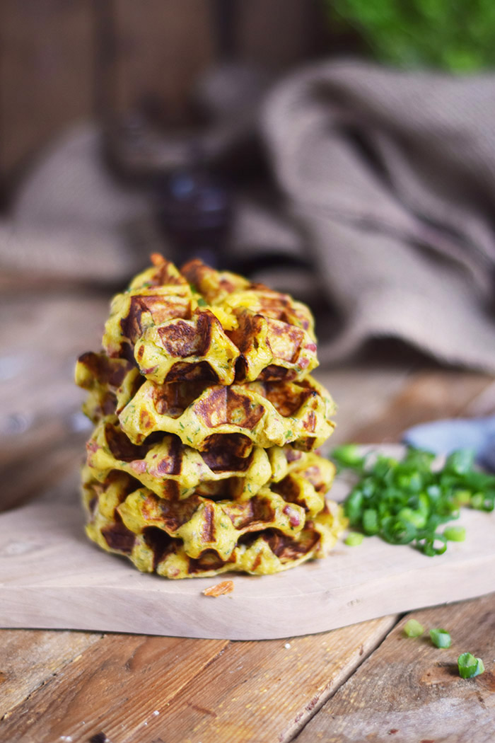 Flammkuchen Kartoffel Waffeln mit Käse Füllung _ Potato Waffles with Bacon Onions and Cheese (17)