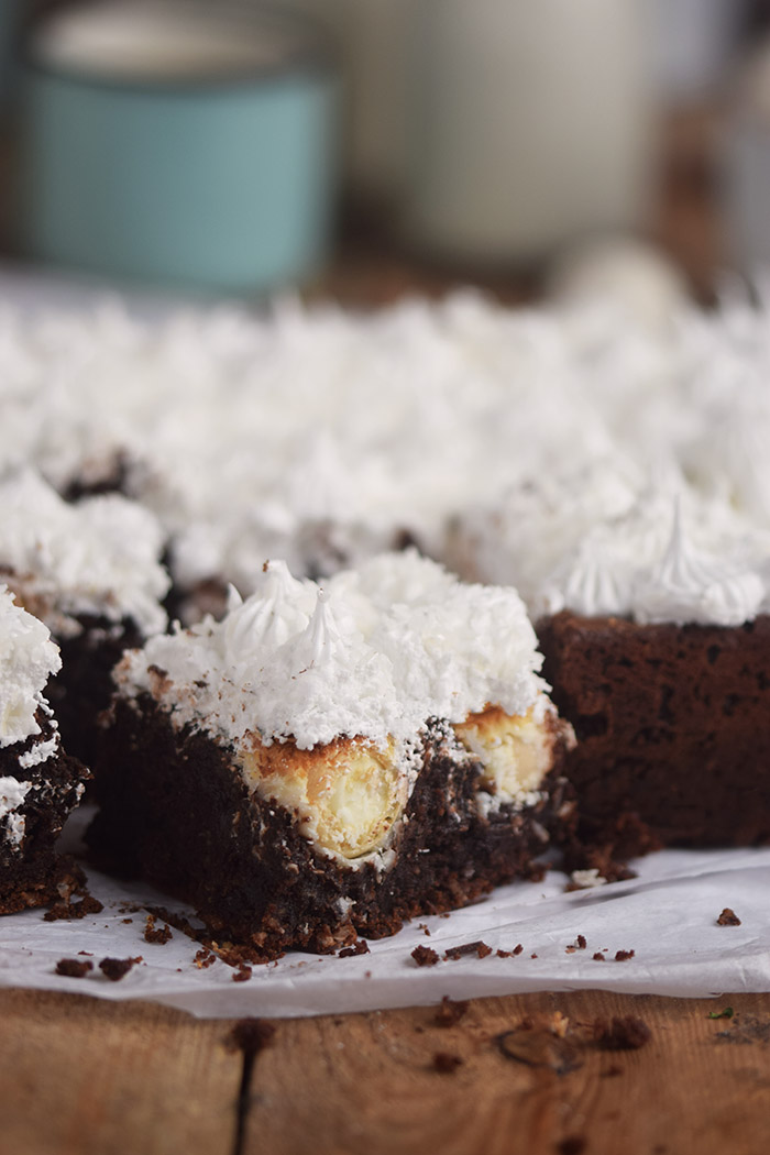 Raffello Brownies - Brownies with coconut truffles and coconut meringue (13)