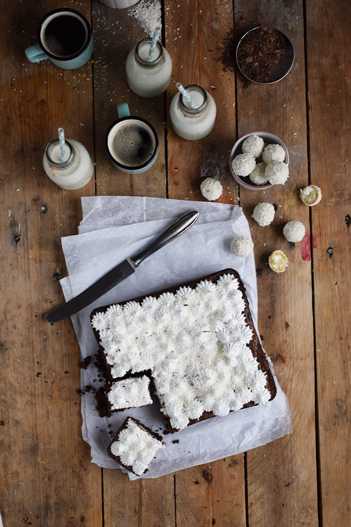 Raffello Brownies - Brownies with coconut truffles and coconut meringue (22)