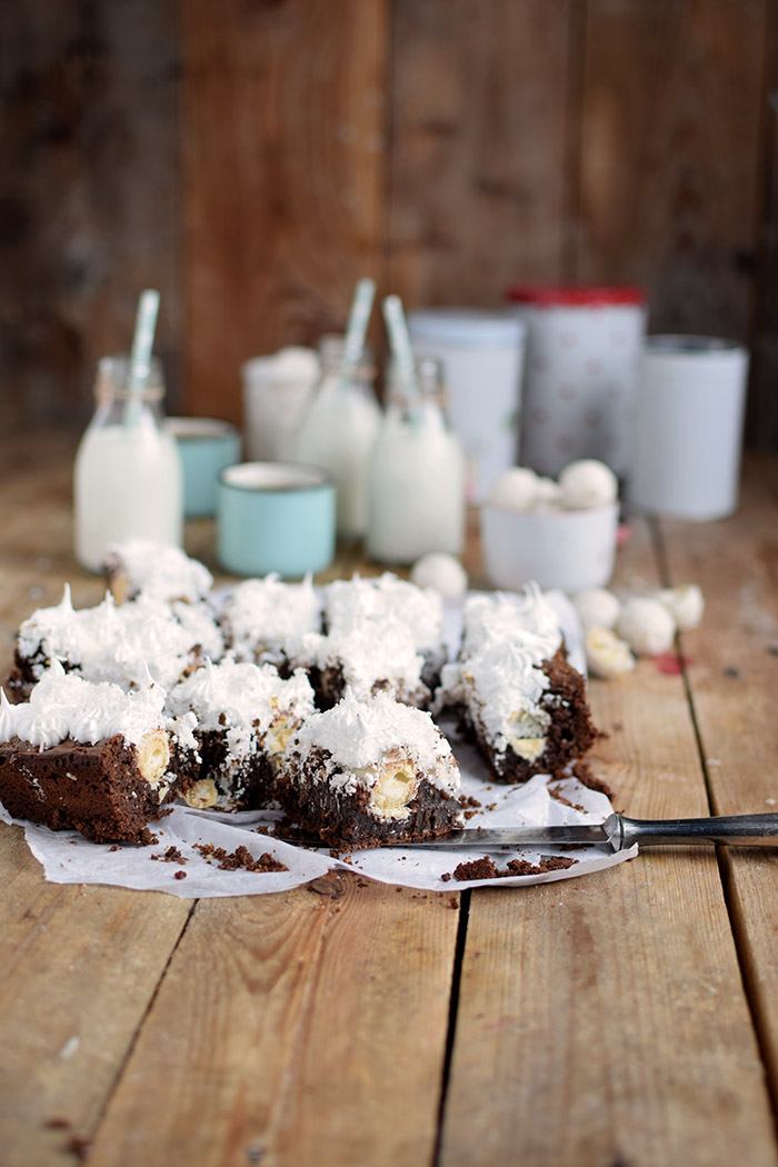 Raffello Brownies - Brownies with coconut truffles and coconut meringue (6)