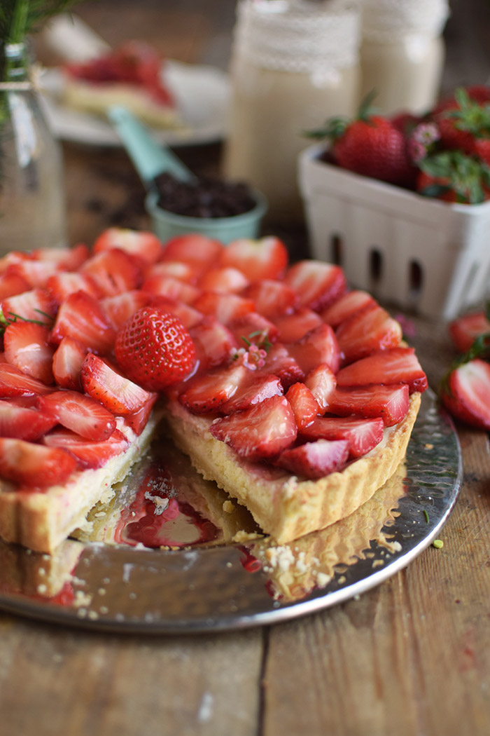 Erdbeertorte mit Cheesecake Swirl - Strawberry Cake with Cheesecake filling and strawberry Sauce (13)