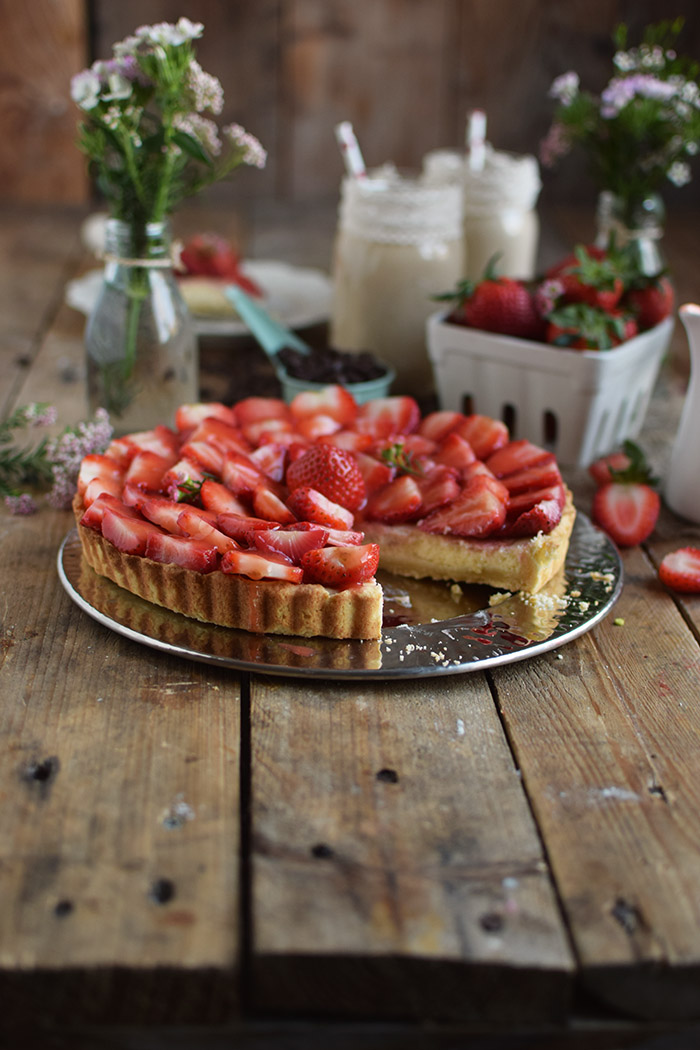 Erdbeertorte mit Cheesecake Swirl - Strawberry Cake with Cheesecake filling and strawberry Sauce (17)