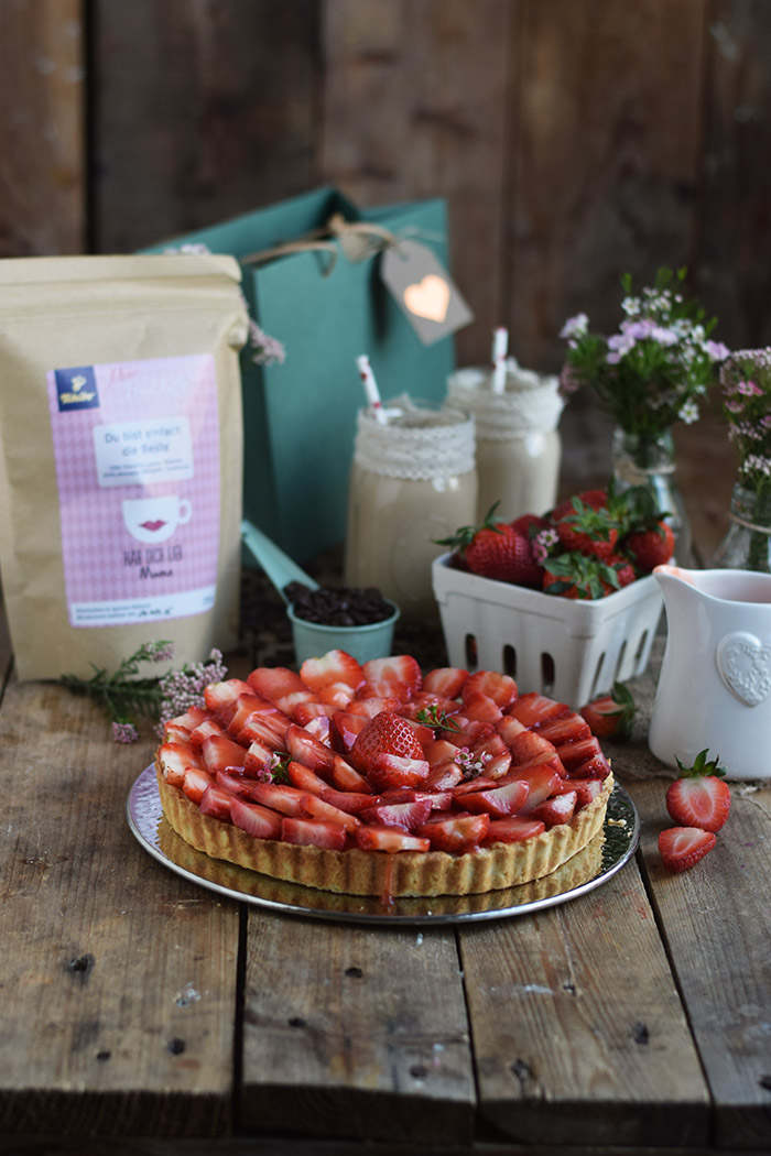 Erdbeertorte mit Cheesecake Swirl - Strawberry Cake with Cheesecake filling and strawberry Sauce (29)