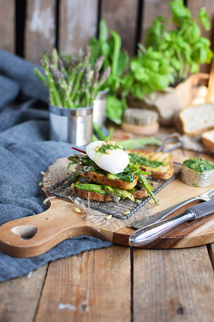 Glutenfreies Sandwich mit Spargel Mangold Salat Basilikum Baerlauch Pesto & pochiertem Ei