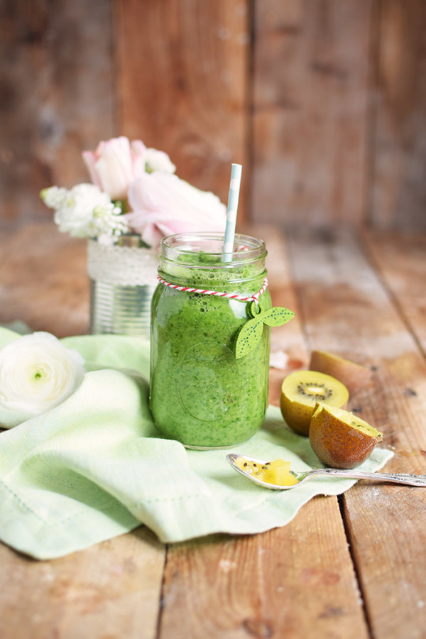 Green Smoothie mit Spinat, Kiwi und Apfel - Green Smoothie with Spinach ...