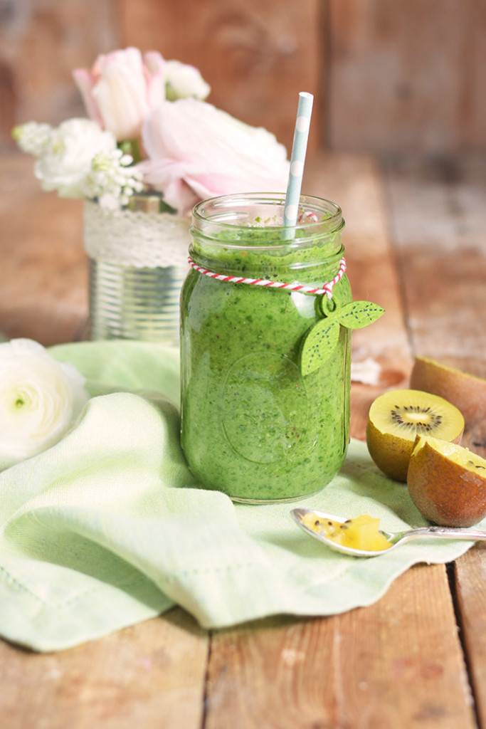 Green Smoothie mit Spinat, Kiwi und Apfel - Green Smoothie with Spinach ...