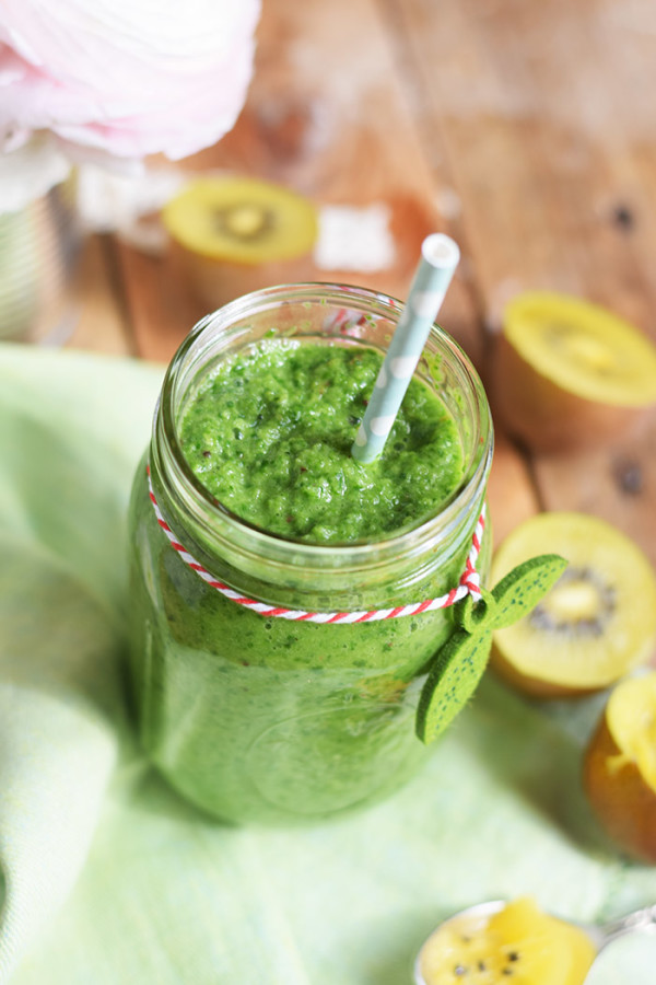 Green Smoothie mit Spinat, Kiwi und Apfel - Green Smoothie with Spinach ...