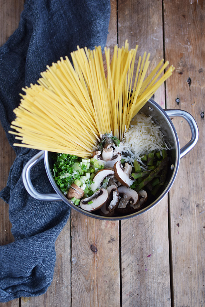 One Pot Pasta mit Pilzen und Spargel - One Pot Pasta with mushrooms and green asparagus (4)