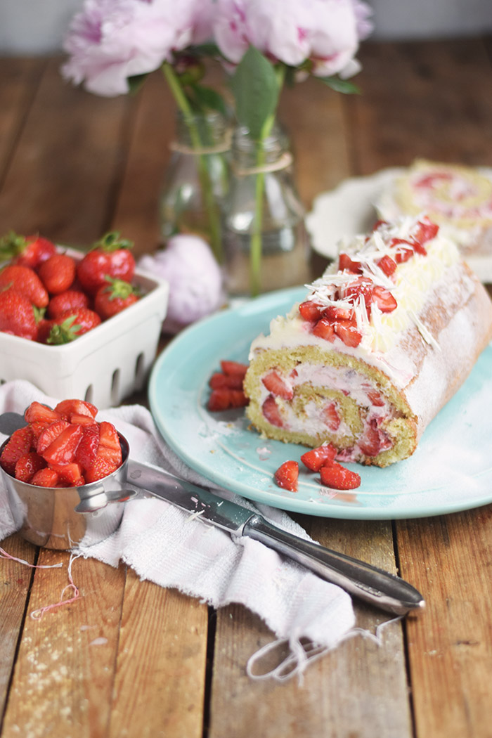 Erdbeer Quark Biskuitrolle - Straberry Cake Roll Rezept (10)