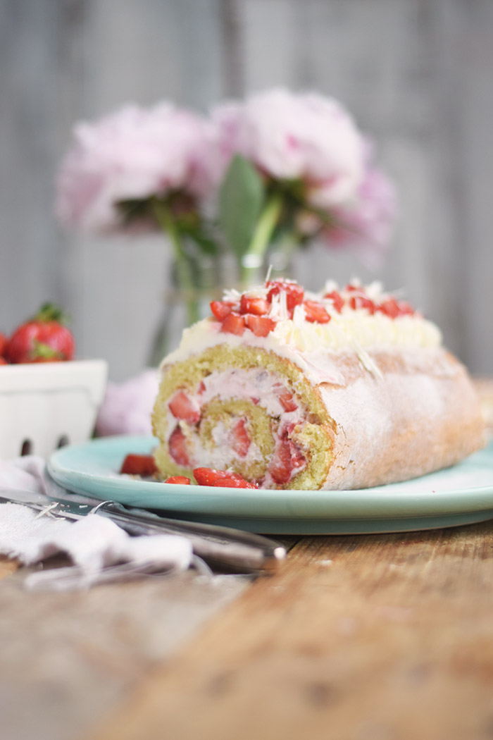 Erdbeer Quark Biskuitrolle - Straberry Cake Roll Rezept (11)