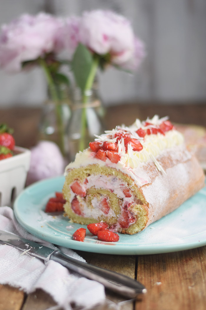 Erdbeer Quark Biskuitrolle - Straberry Cake Roll Rezept (18)