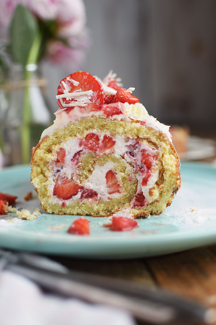 Erdbeer Quark Biskuitrolle - Straberry Cake Roll Rezept (23)