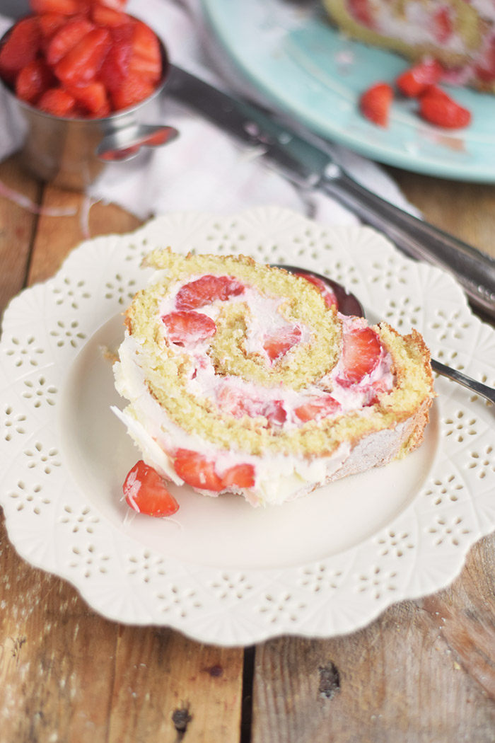 Erdbeer Quark Biskuitrolle - Straberry Cake Roll Rezept (7)