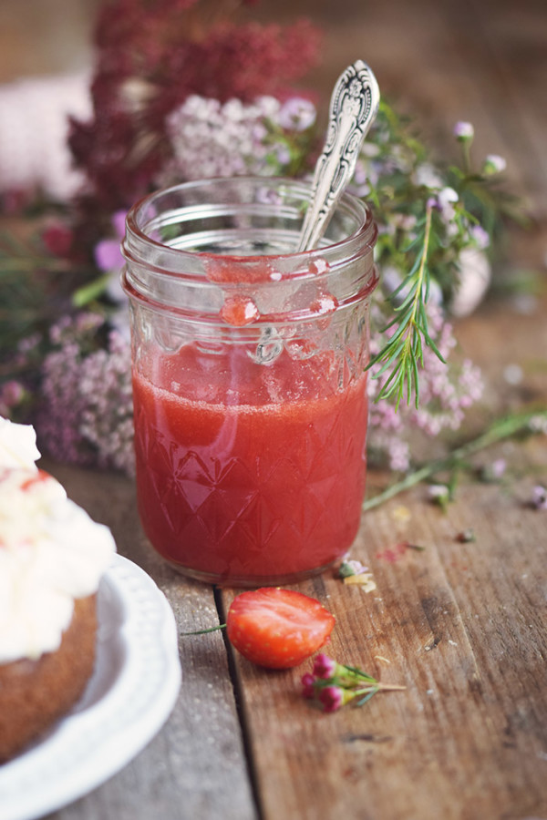 Erdbeer Kokos Kuchen mit Frischkäse Crème - Strawberry Coconut Cake