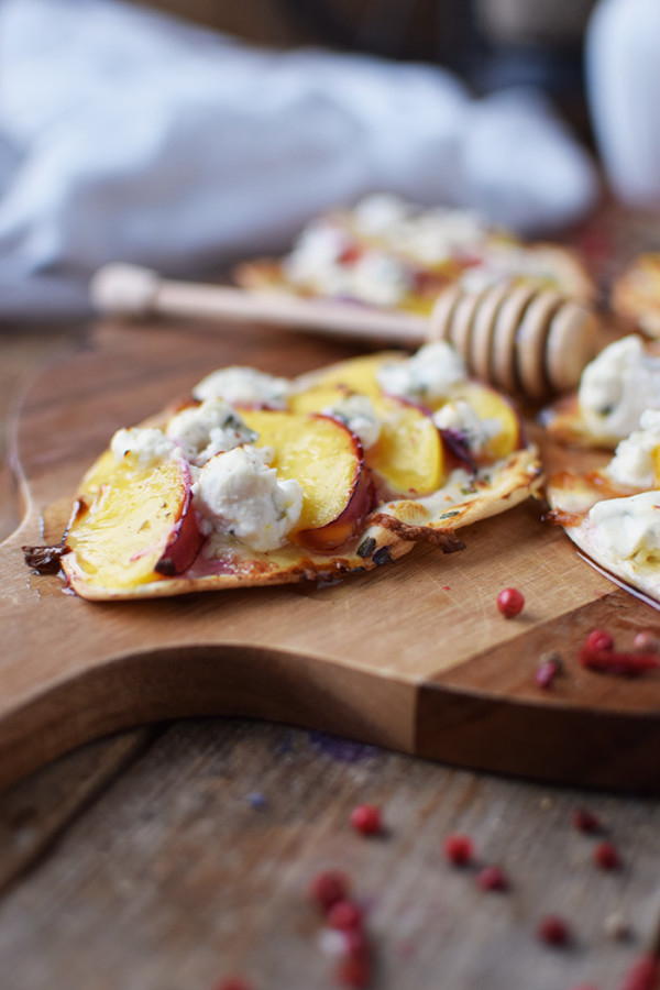Flammkuchen mit Nektarinen Honig und Ziegenfrischkaese - Last Minute ...