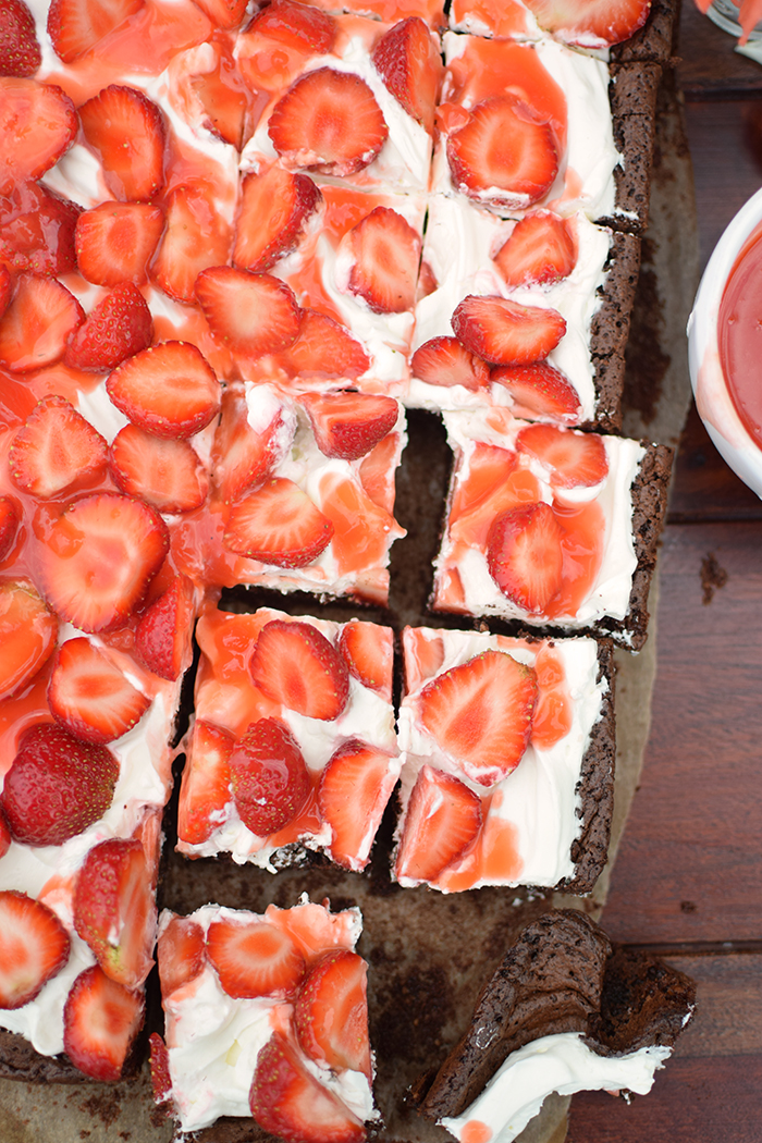 Brownies mit Erdbeeren - Brownies with cream cheese and strawberries (16)