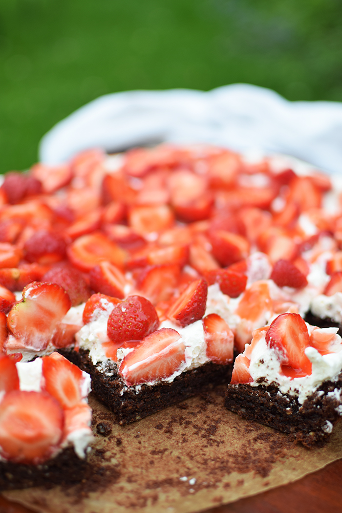 Brownies mit Erdbeeren - Brownies with cream cheese and strawberries (22)