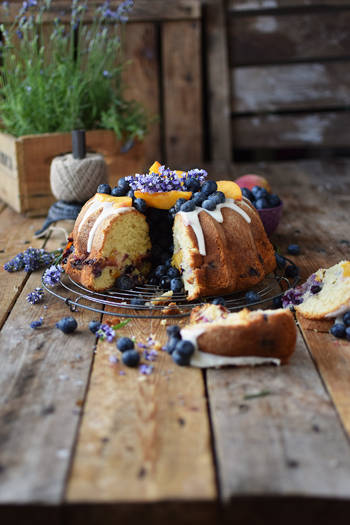 Gugelhupf mit Blaubeeren und Pfirsichen - Bundt Cake with blueberries and peaches (22)