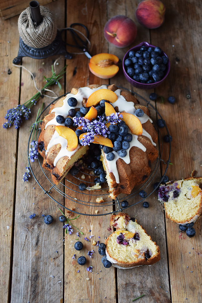 Gugelhupf mit Blaubeeren und Pfirsichen - Bundt Cake with blueberries and peaches (23)