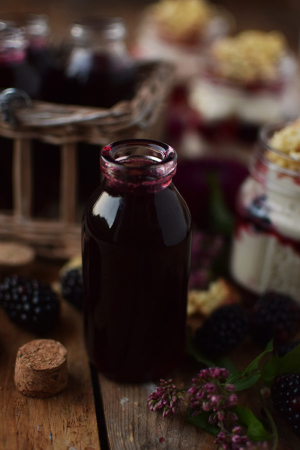 Brombeer Sirup und Mascarpone Dessert mit Streuseln - Blackberry Syrup ...
