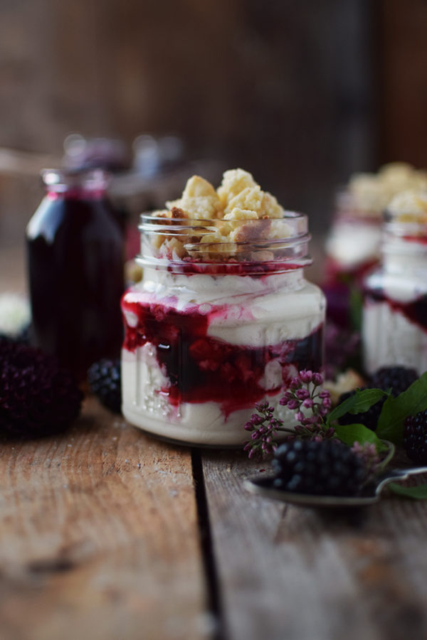Brombeer Sirup und Mascarpone Dessert mit Streuseln - Blackberry Syrup ...