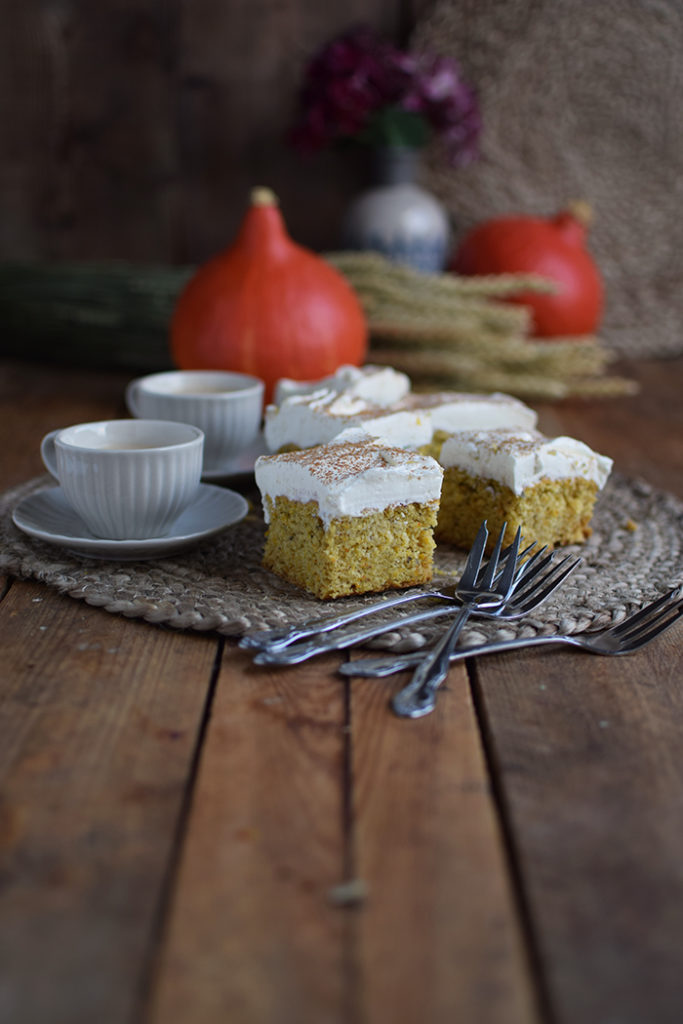 Kürbiskuchen: Fluffiger Herbstkuchen vom Blech ⋆ Knusperstübchen