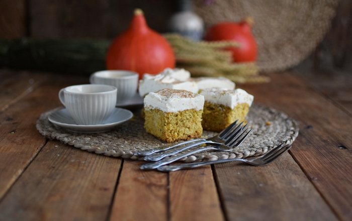 Kürbiskuchen: Fluffiger Herbstkuchen vom Blech