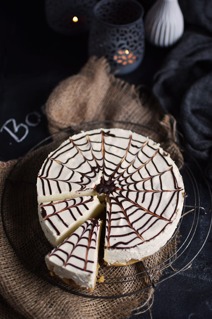 Cheesecake mit Zimt und Spinnennetz: ein Halloween Kuchen