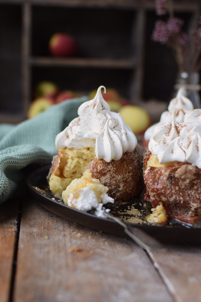 Bratapfel mit Quark, Mandeln und Meringue-Haube ⋆ Knusperstübchen