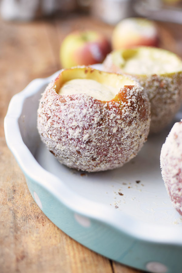 Bratapfel mit Quark, Mandeln und Meringue-Haube ⋆ Knusperstübchen