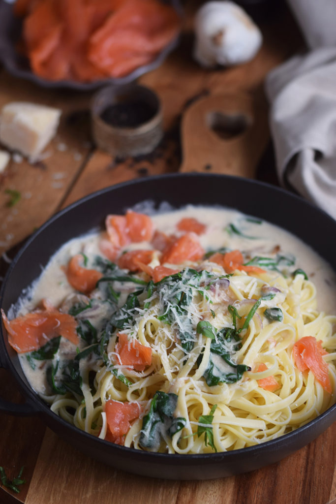 Pasta mit Räucherlachs und Spinat - Pasta with smoked salmon and spinach