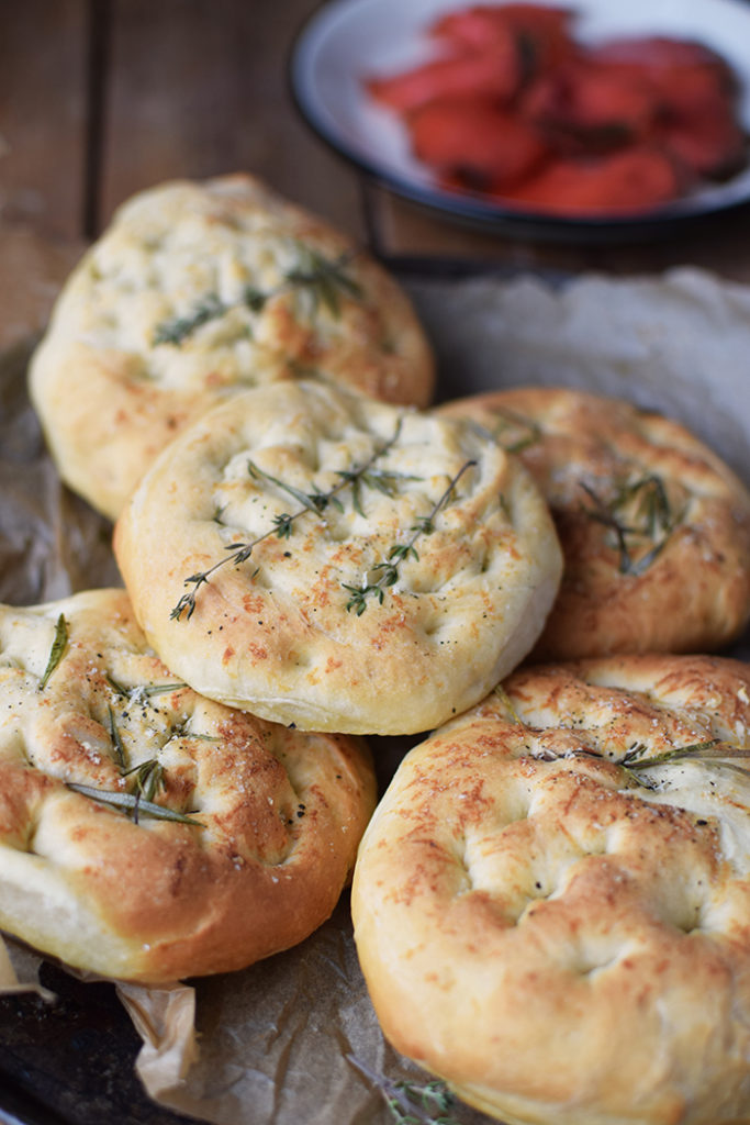 Focaccia mit Graved Lachs, Kräutern und einem cremigen Dip
