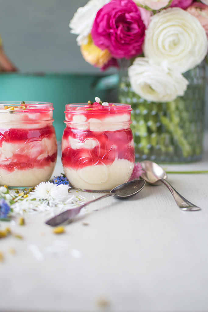 Grießpudding mit Frischkäse und Rhabarber-Kompott: EIn Stückchen ...